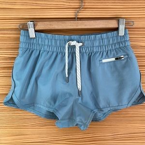 Vuori Clementine Short 2.0 in Light Cloud